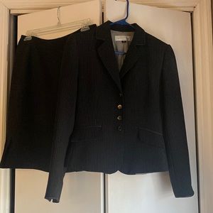 Women’s skirt suit. 4P dark navy pin stripe. Pleated skirt (side) Tahari